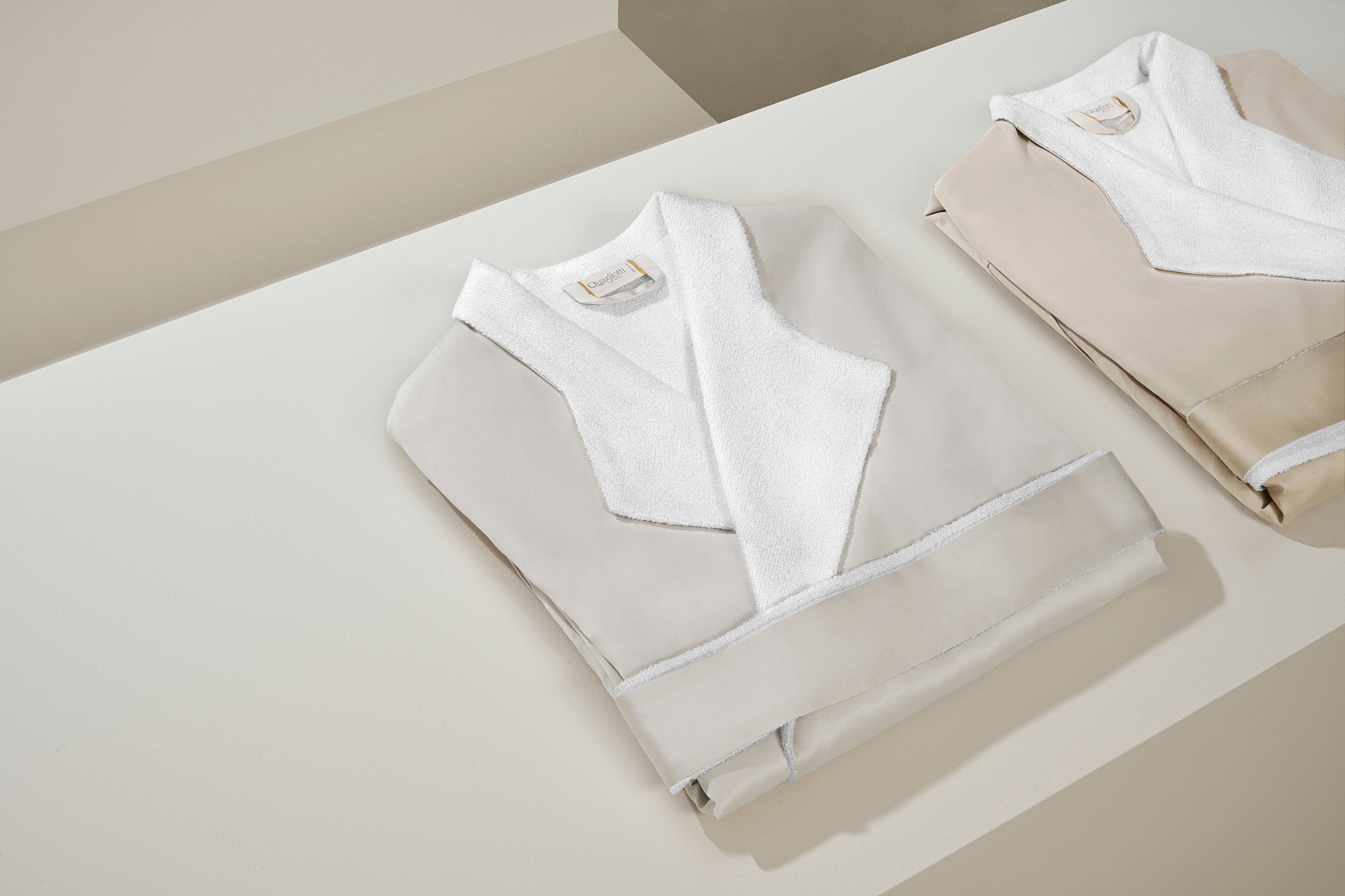 Audrey | L’Accappatoio Sartoriale in Spugna e Raso