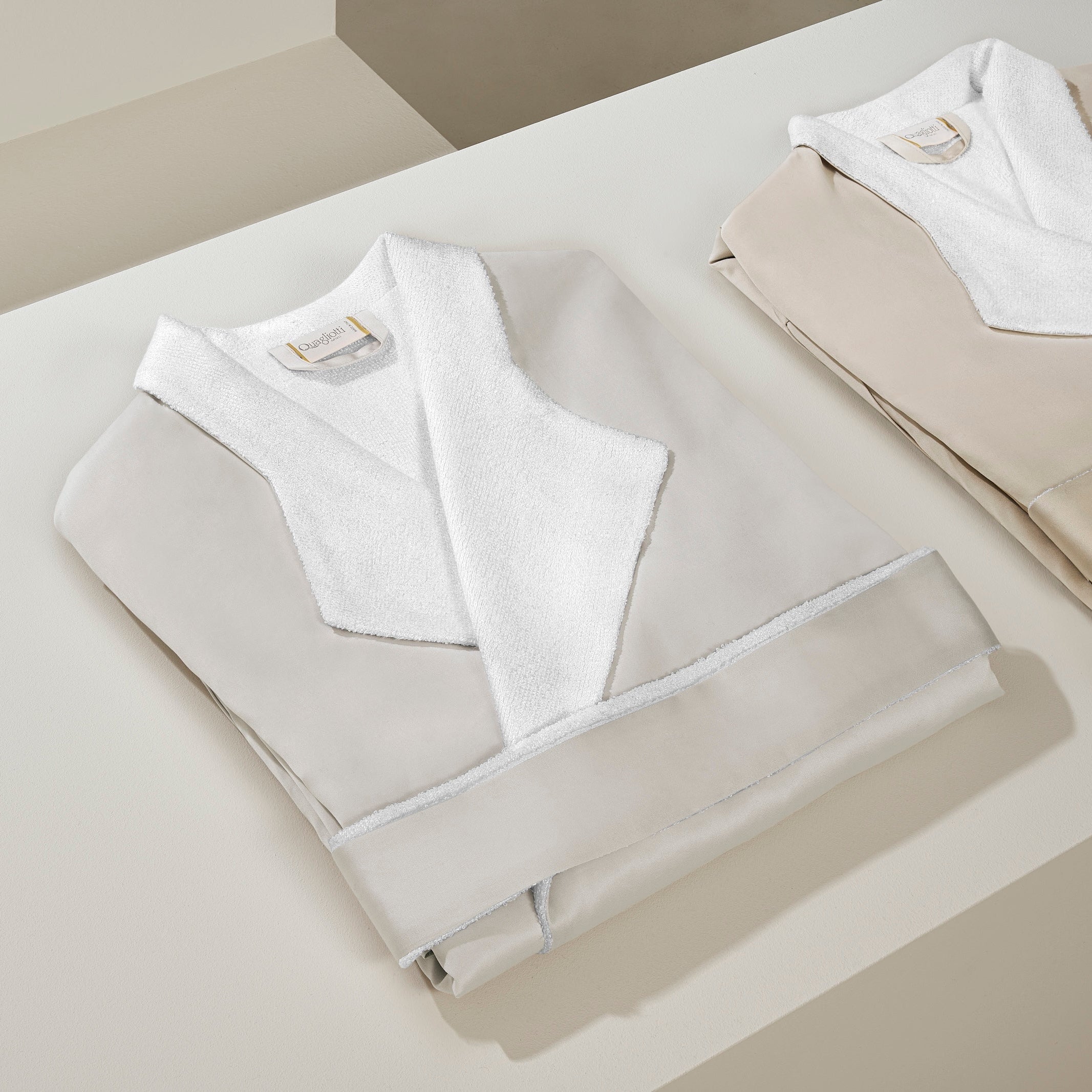Audrey | L’Accappatoio Sartoriale in Spugna e Raso